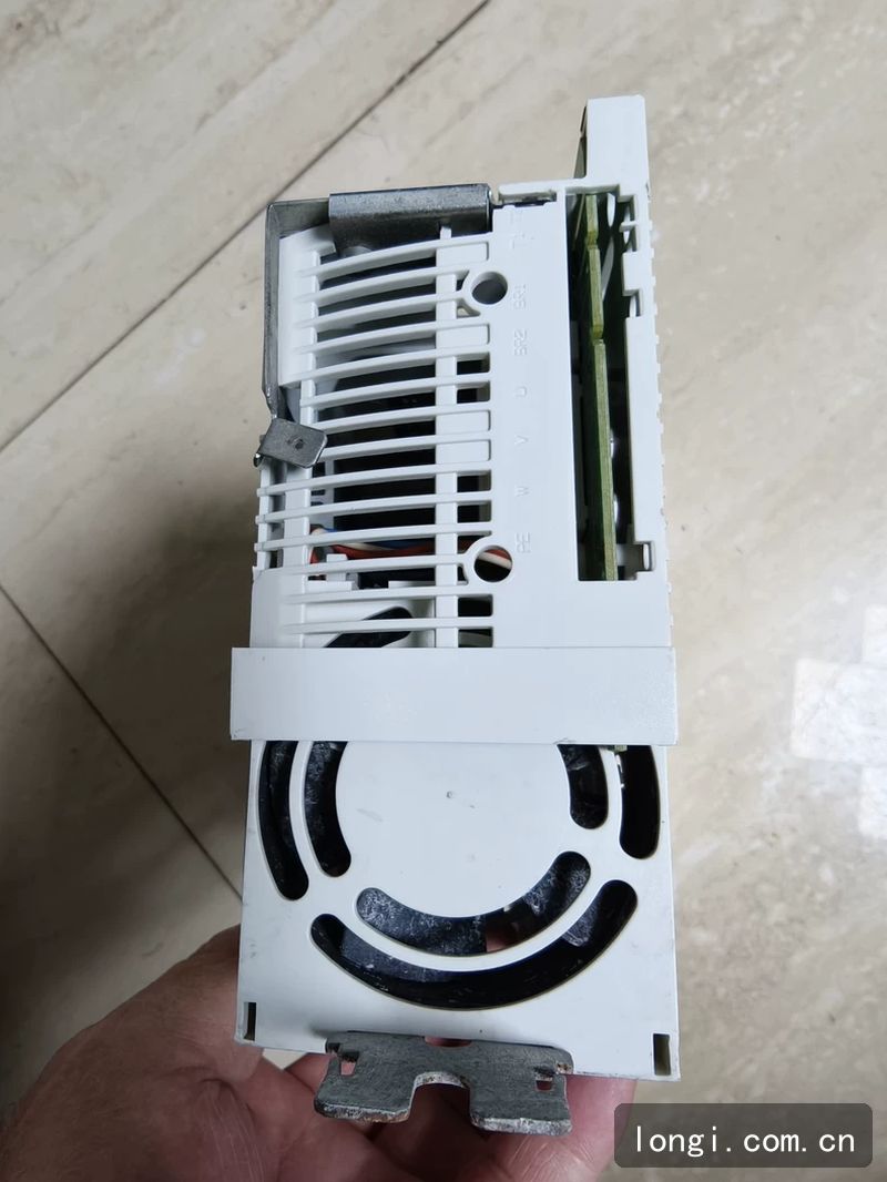 倫茨變頻器 E82EV152-4C 驅動器 拆機現貨 驅（qū）動（dòng）器及（jí）電機配件 03.jpg